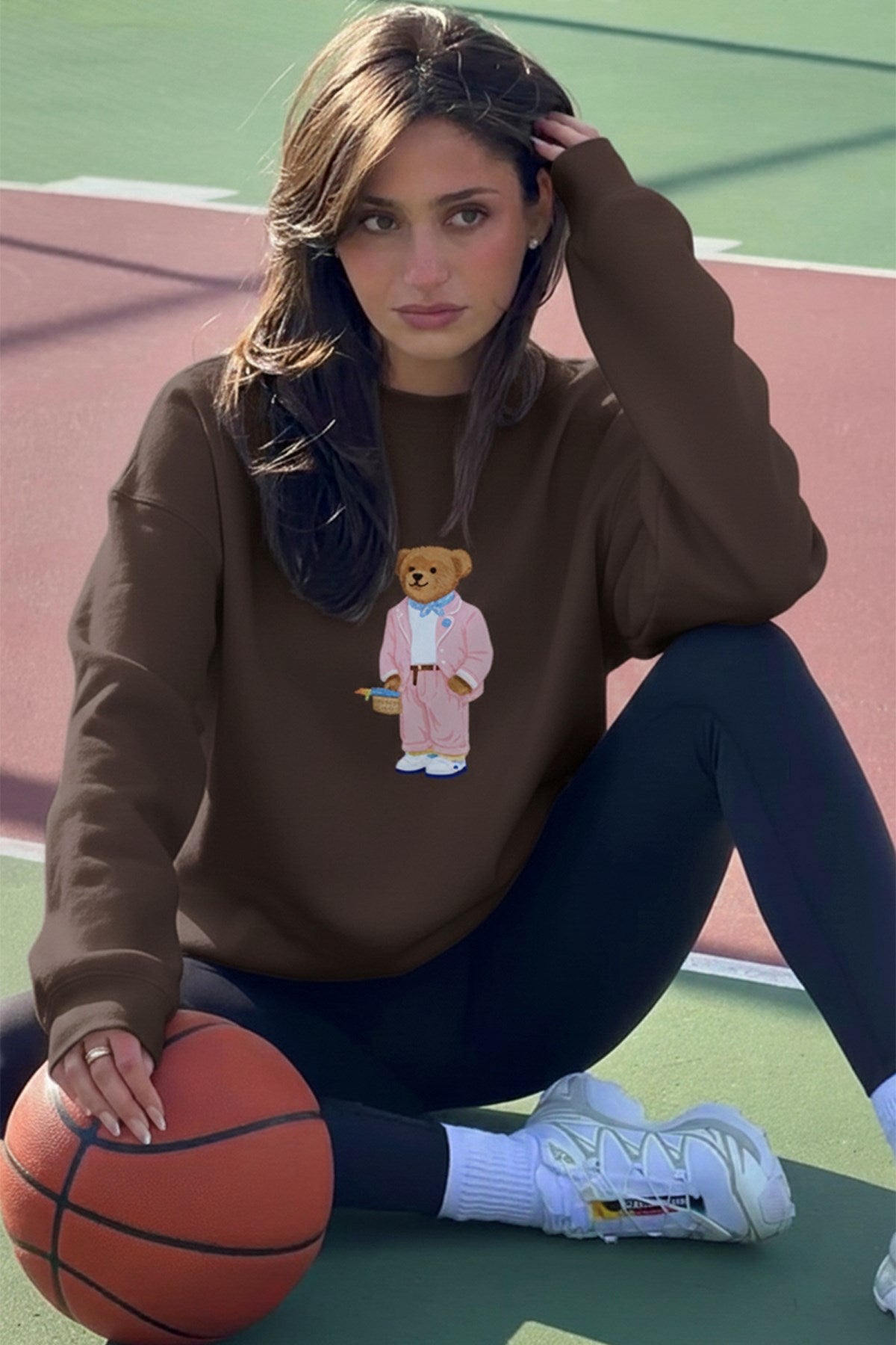 Kadın Oversize Sweatshirt Pink Suit Bear Baskılı Kahverengi – Bisiklet Yaka, 3 İplik Şardonlu Polar