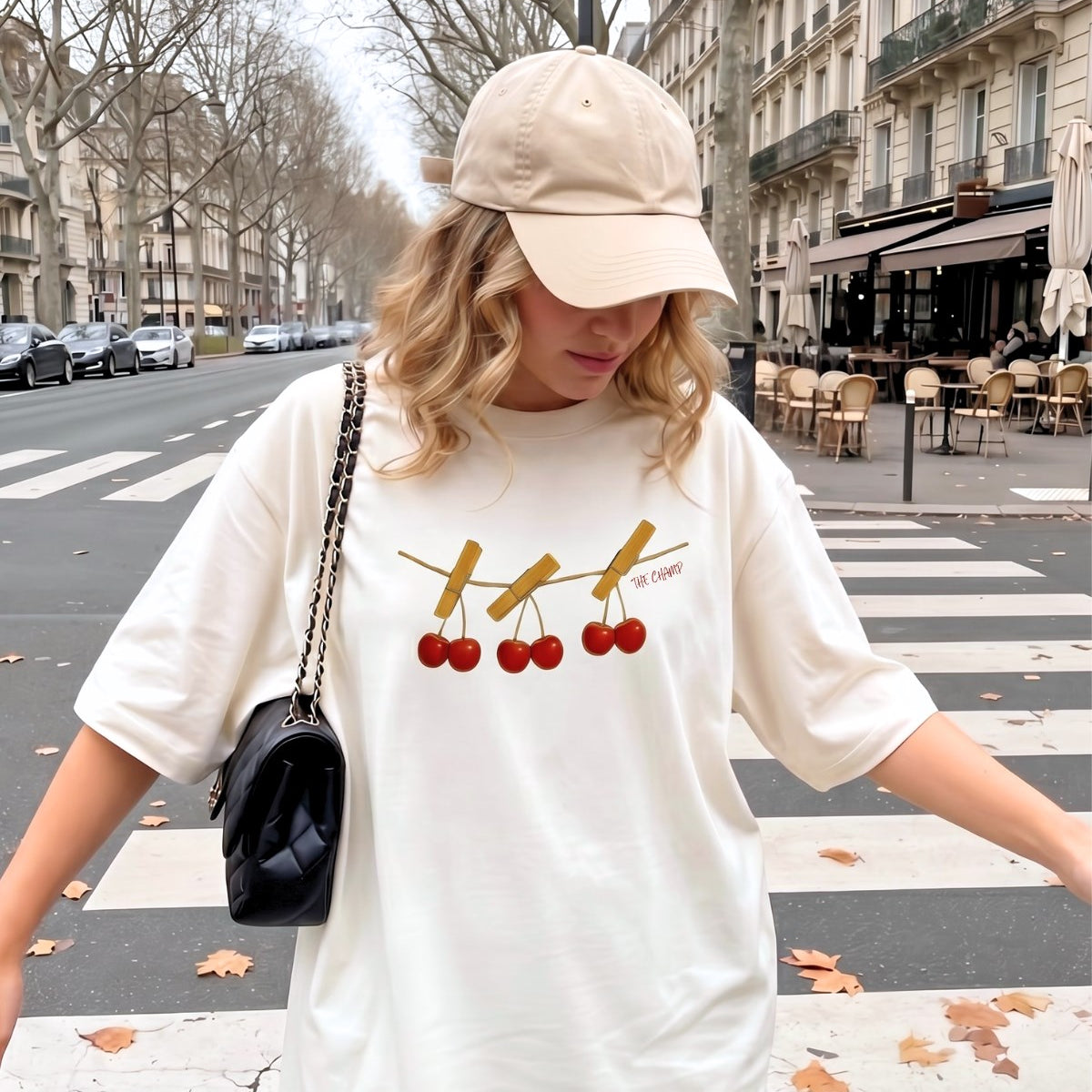 Kadın Oversize Tişört Cherry Mood Baskılı Beyaz – Bisiklet Yaka, Rahat Kalıp, %100 Pamuk