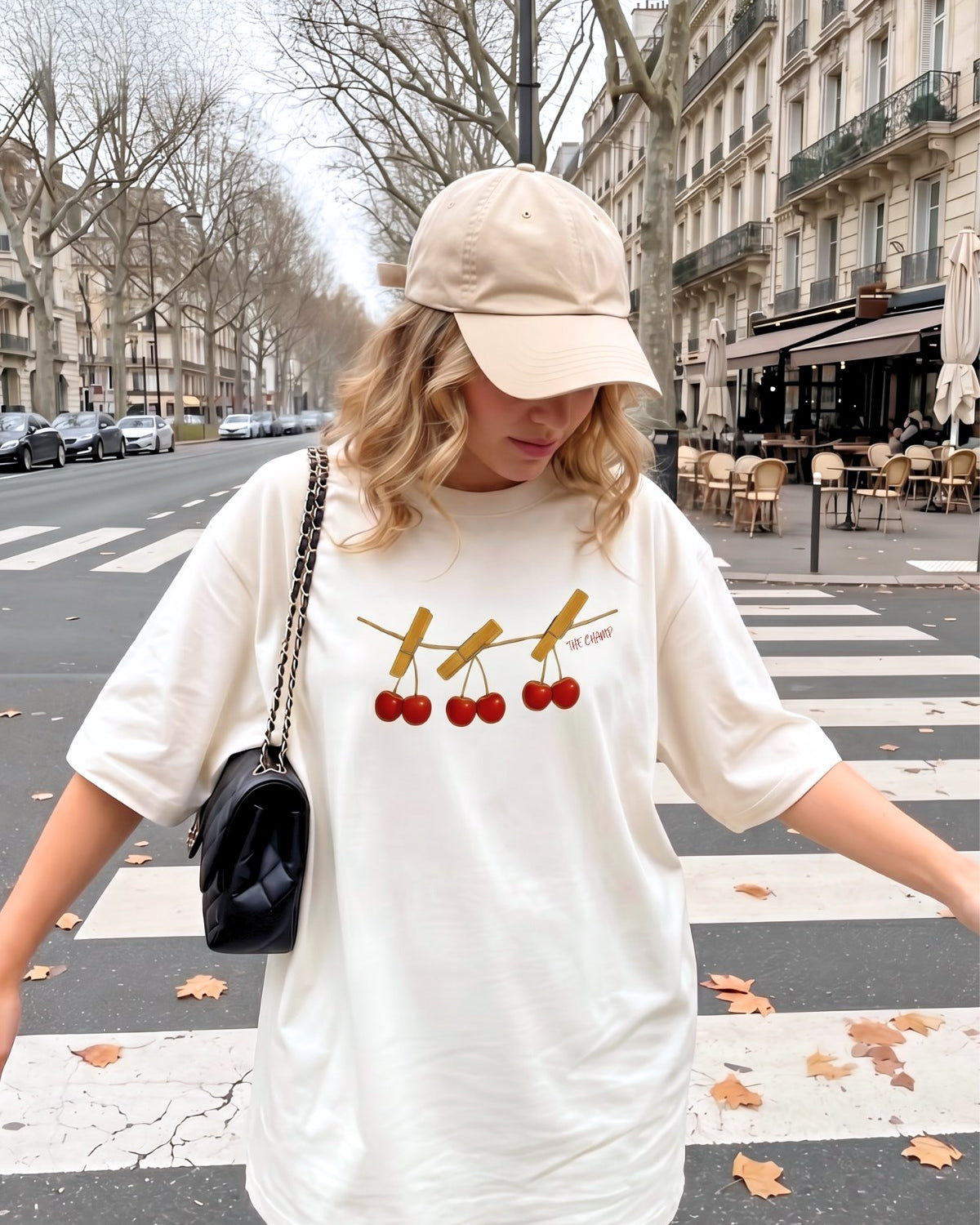 Kadın Oversize Tişört Cherry Mood Baskılı Beyaz – Bisiklet Yaka, Rahat Kalıp, %100 Pamuk
