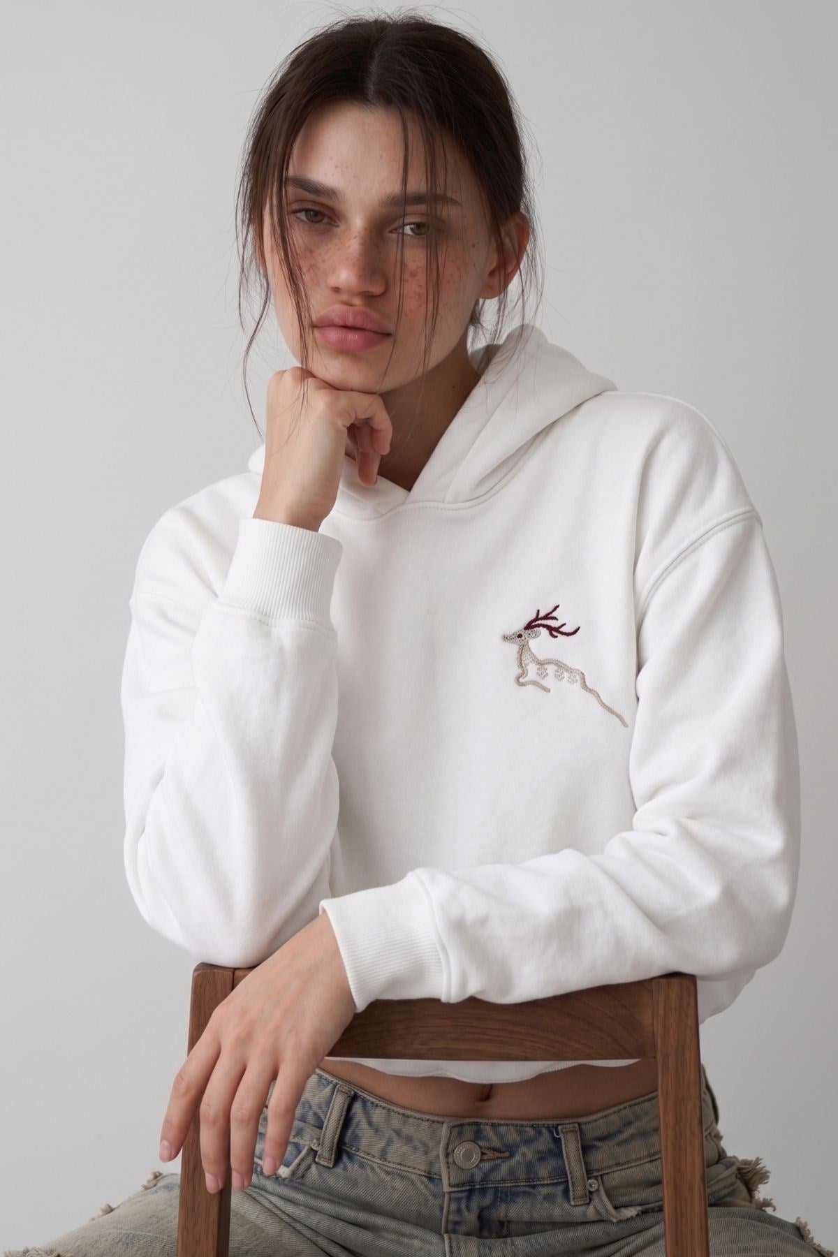 Kadın Oversize Hoodie Geyik Nakışlı Beyaz – Kapüşonlu, Kanguru Cepli, 3 İplik Şardonlu Polar