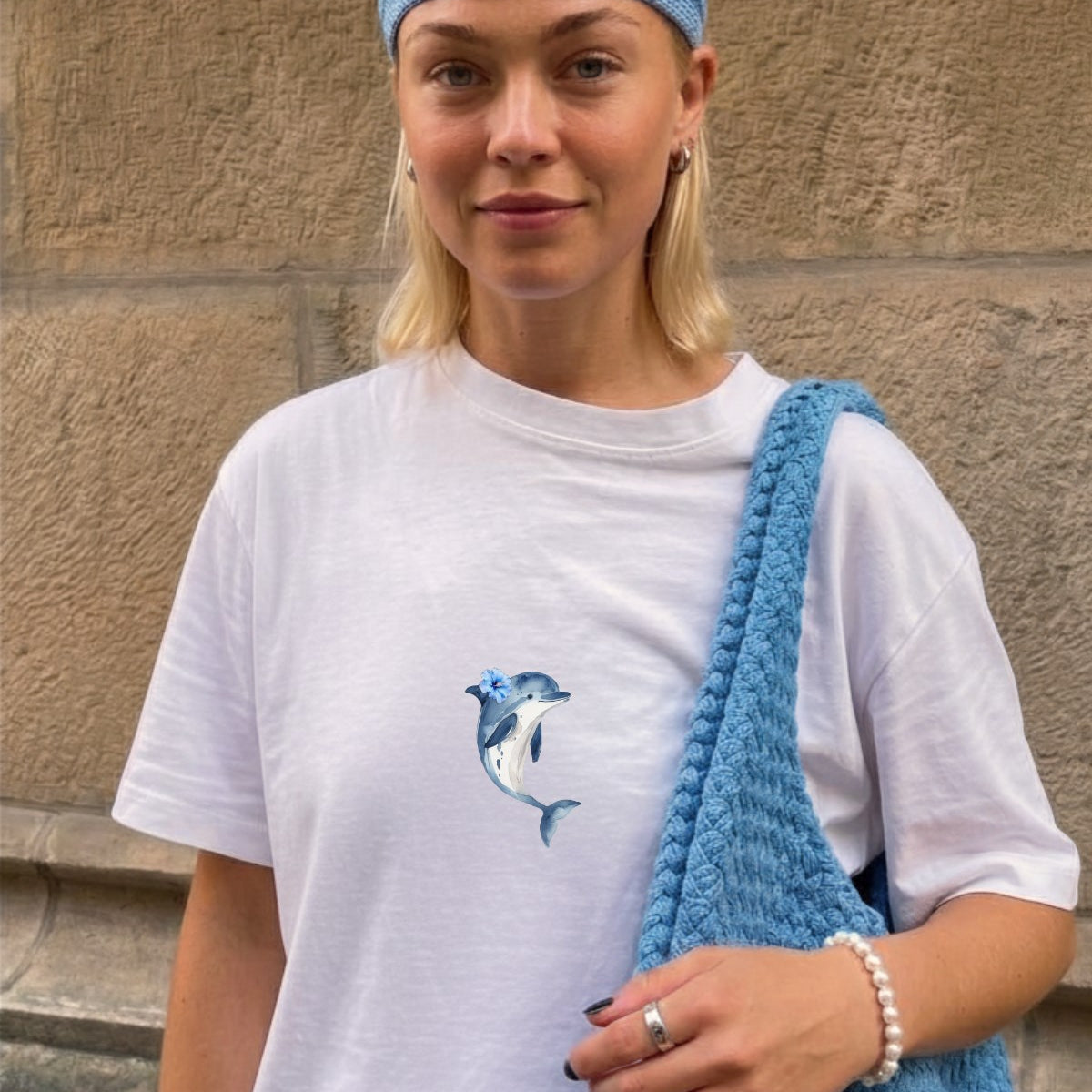 Kadın Oversize Tişört Blue Dolphin Baskılı Beyaz – Bisiklet Yaka, Rahat Kalıp, %100 Pamuk