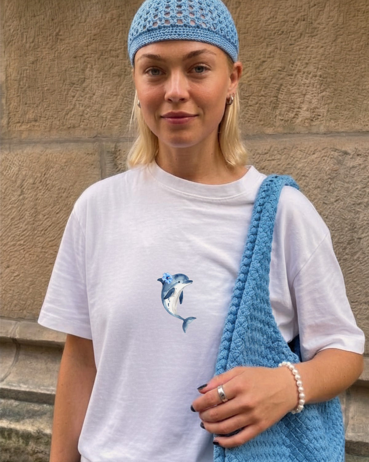 Kadın Oversize Tişört Blue Dolphin Baskılı Beyaz – Bisiklet Yaka, Rahat Kalıp, %100 Pamuk