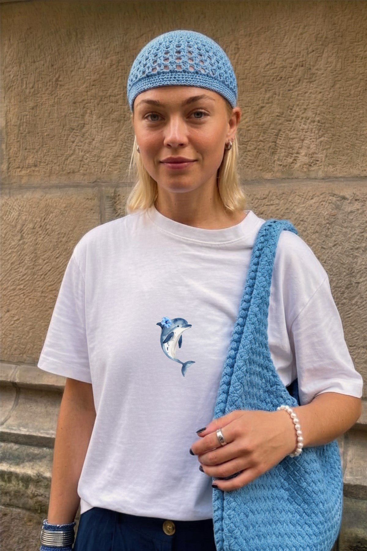 Kadın Oversize Tişört Blue Dolphin Baskılı Beyaz – Bisiklet Yaka, Rahat Kalıp, %100 Pamuk