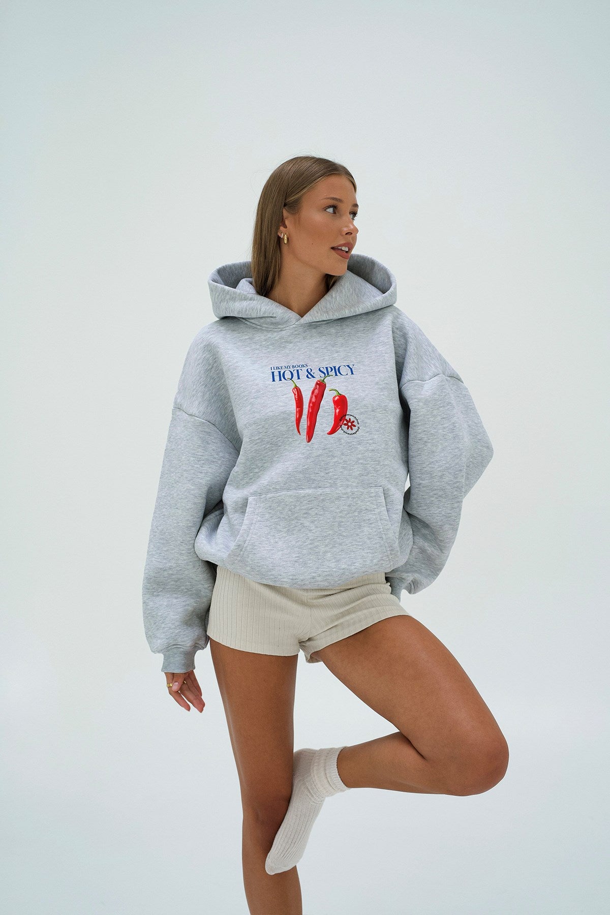 Kadın Oversize Sweatshirt Hoodie Hot & Spicy Baskılı Gri – Kapüşonlu, 3 İplik Şardonlu Polar