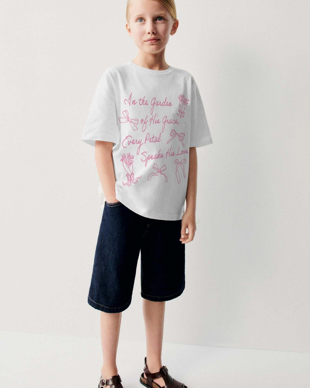 In Garden Yazılı Fiyonk Tasarım Baskılı Beyaz Çocuk T-shirt