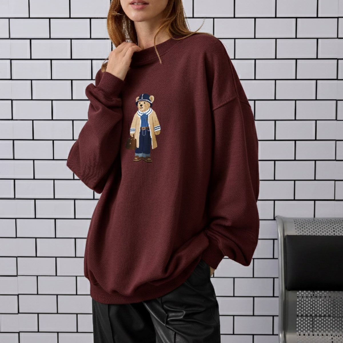 Kadın Oversize Sweatshirt Traveler Bear Baskılı Bordo – Bisiklet Yaka, 3 İplik Şardonlu Polar