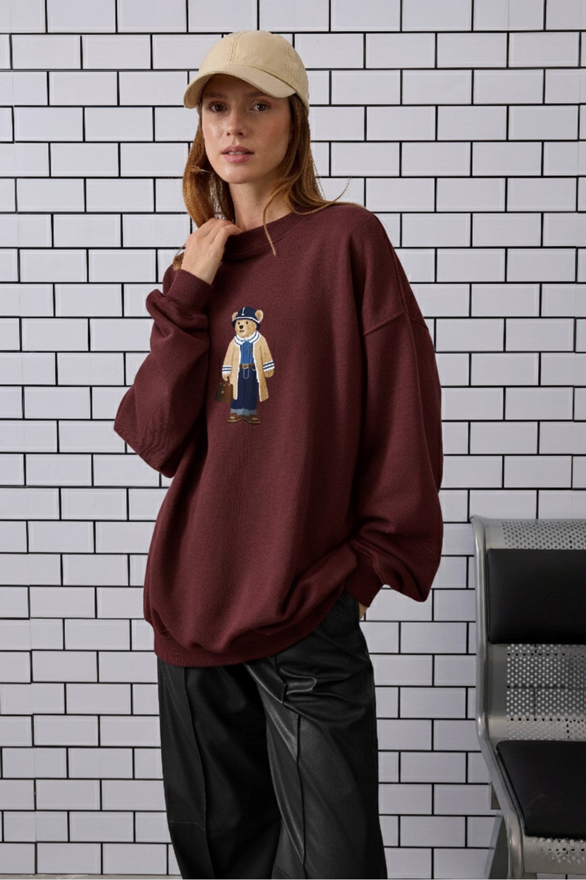 Kadın Oversize Sweatshirt Traveler Bear Baskılı Bordo – Bisiklet Yaka, 3 İplik Şardonlu Polar
