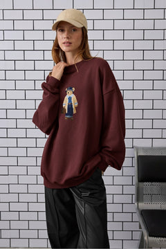 Kadın Oversize Sweatshirt Traveler Bear Baskılı Bordo – Bisiklet Yaka, 3 İplik Şardonlu Polar