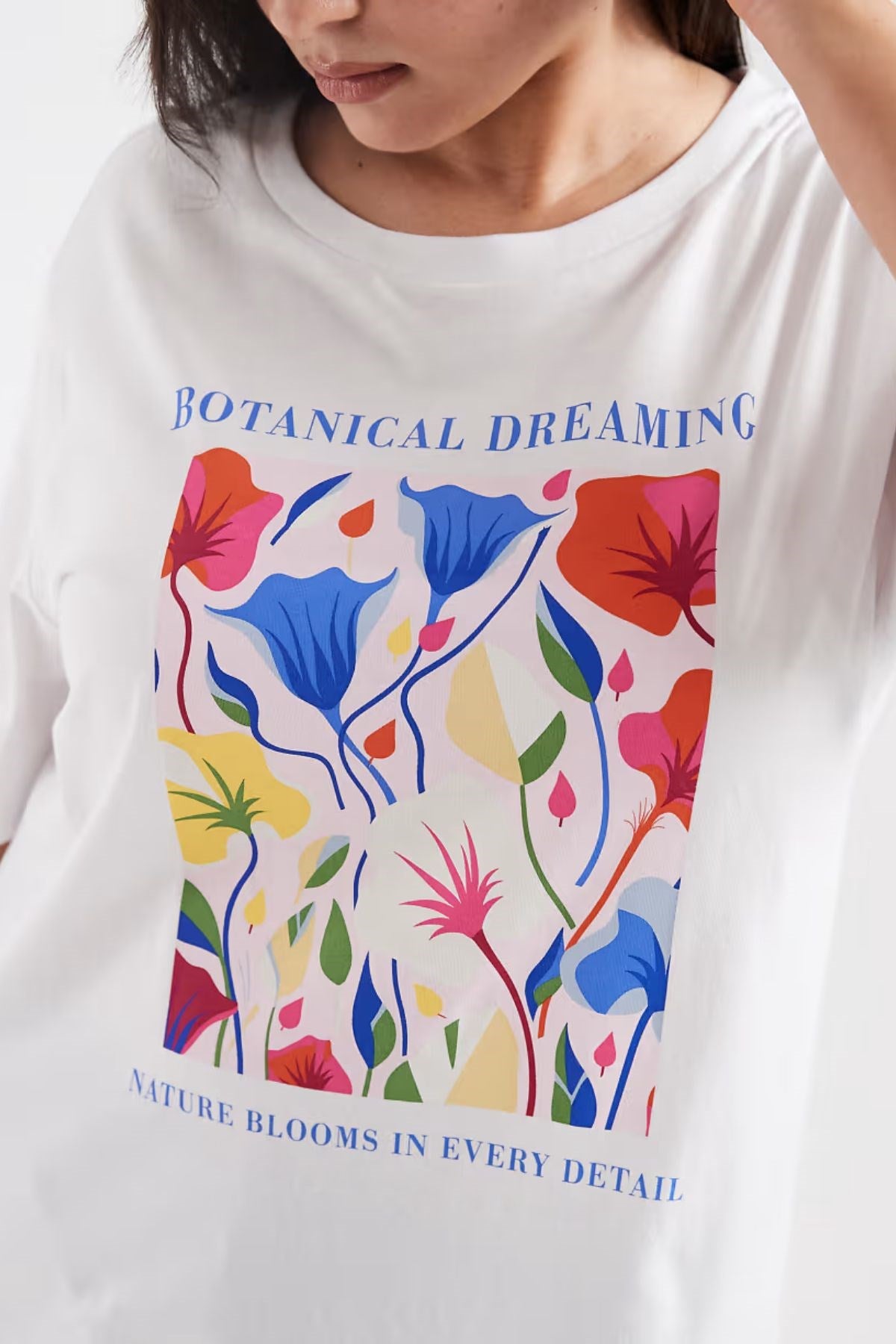 Kadın Double Oversize Tişört Botanical Dream Baskılı Beyaz – Bisiklet Yaka, Rahat Kalıp, %100 Pamuk