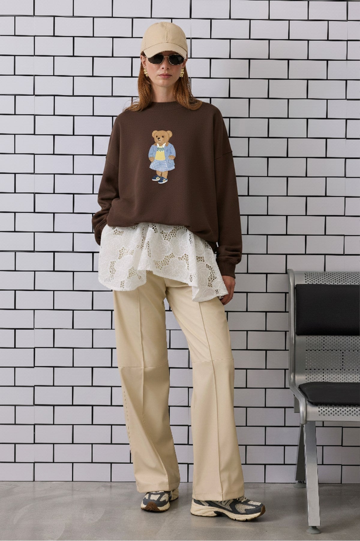 Kadın Oversize Sweatshirt Preppy Girl Bear Baskılı Kahverengi – Bisiklet Yaka, 3 İplik Şardonlu Polar