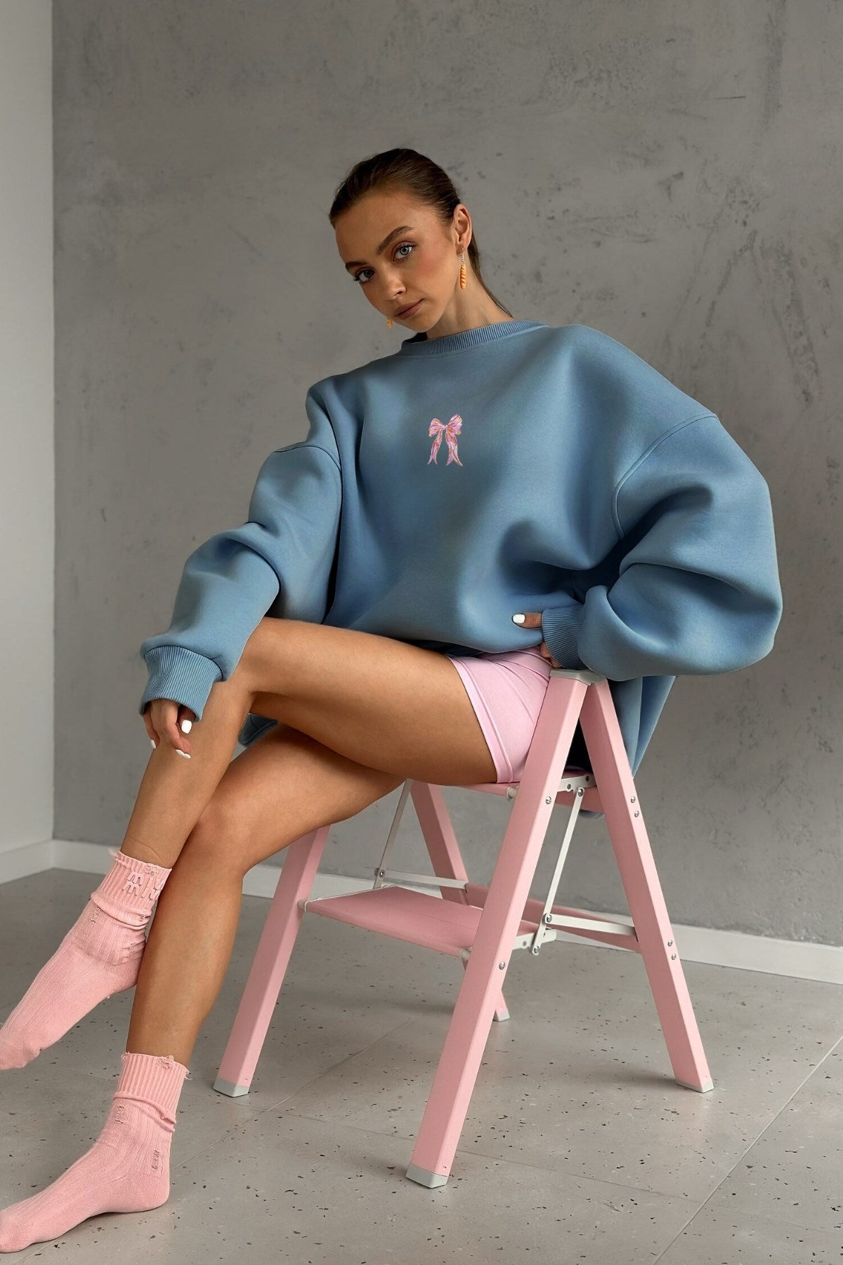 Kadın Oversize Sweat Elbise Pembe Kurdele Baskılı Marine – Bisiklet Yaka, 3 İplik Şardonlu Polar