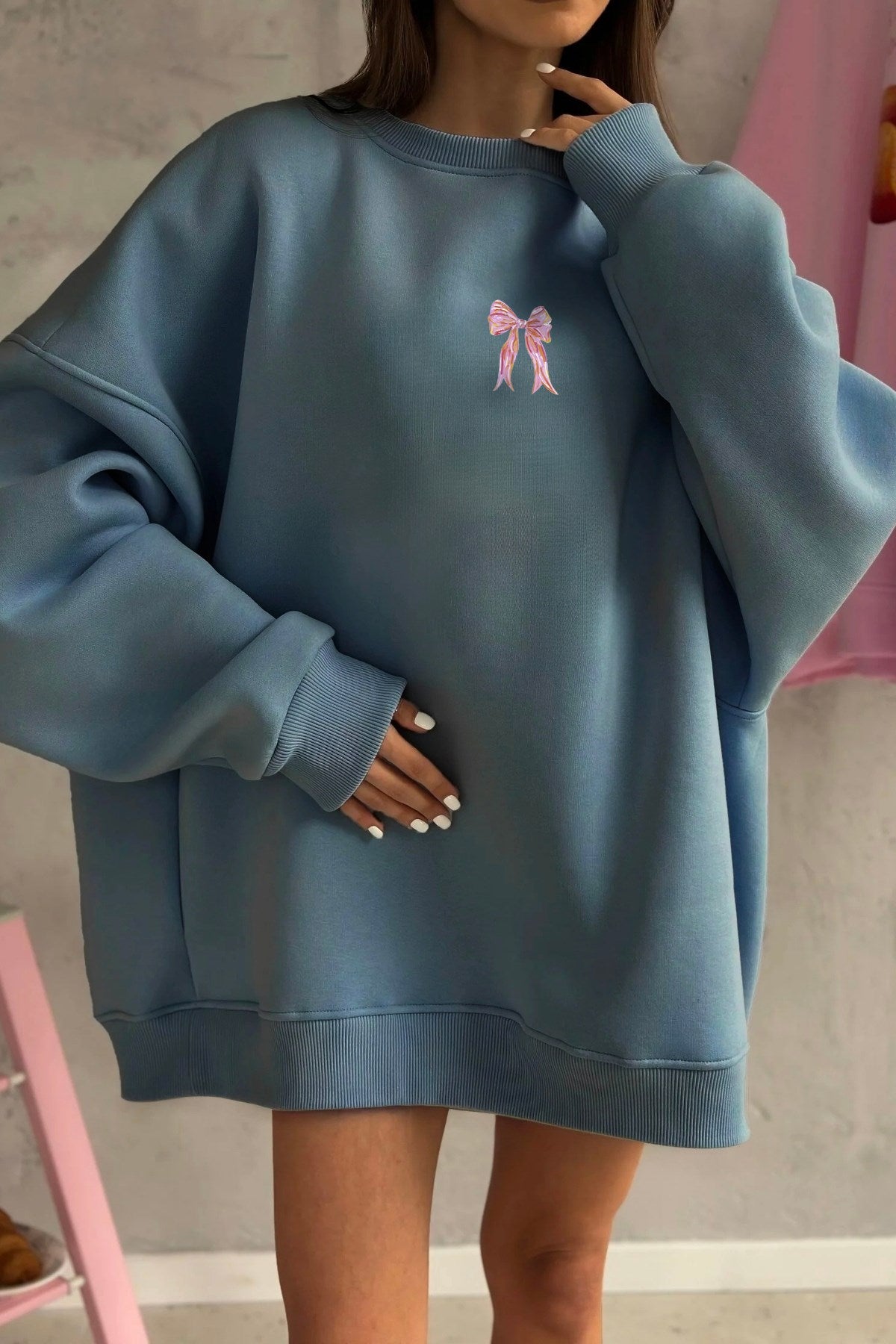 Kadın Oversize Sweat Elbise Pembe Kurdele Baskılı Marine – Bisiklet Yaka, 3 İplik Şardonlu Polar