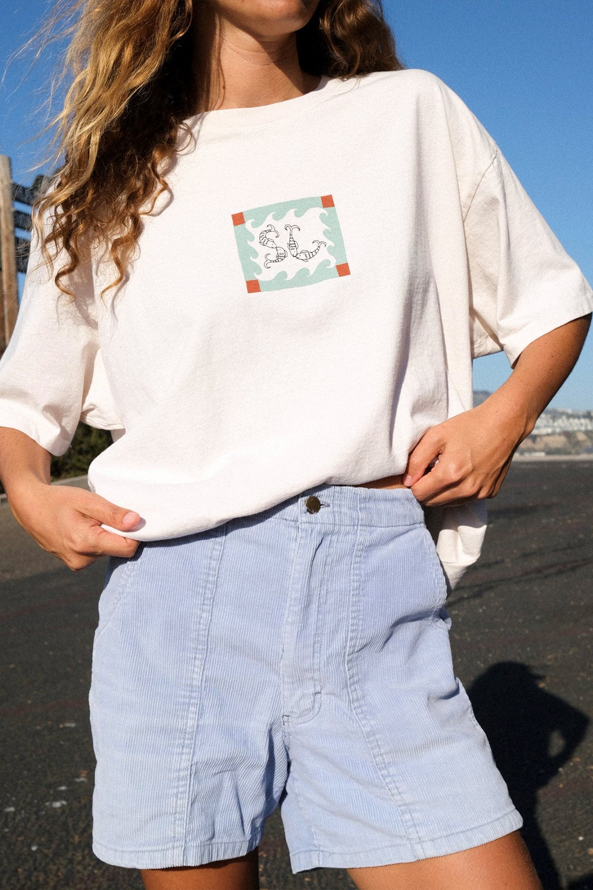 Kadın Oversize Tişört Surf The Baskılı Beyaz – Bisiklet Yaka, %100 Pamuk Compact Süprem 24/1