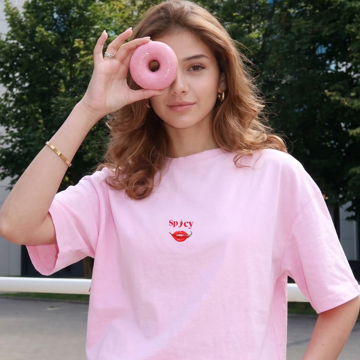 Kadın Oversize Tişört Spicy Lips Baskılı Pembe – Bisiklet Yaka, Rahat Kalıp, %100 Pamuk