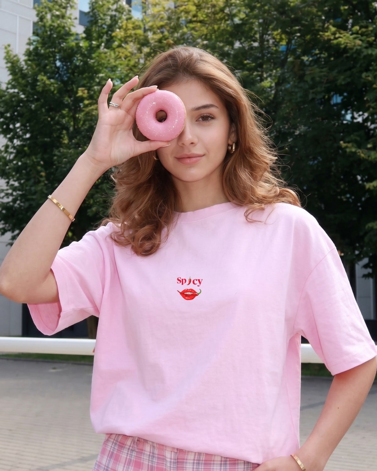 Kadın Oversize Tişört Spicy Lips Baskılı Pembe – Bisiklet Yaka, Rahat Kalıp, %100 Pamuk