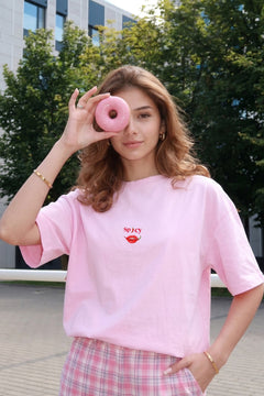 Kadın Oversize Tişört Spicy Lips Baskılı Pembe – Bisiklet Yaka, Rahat Kalıp, %100 Pamuk