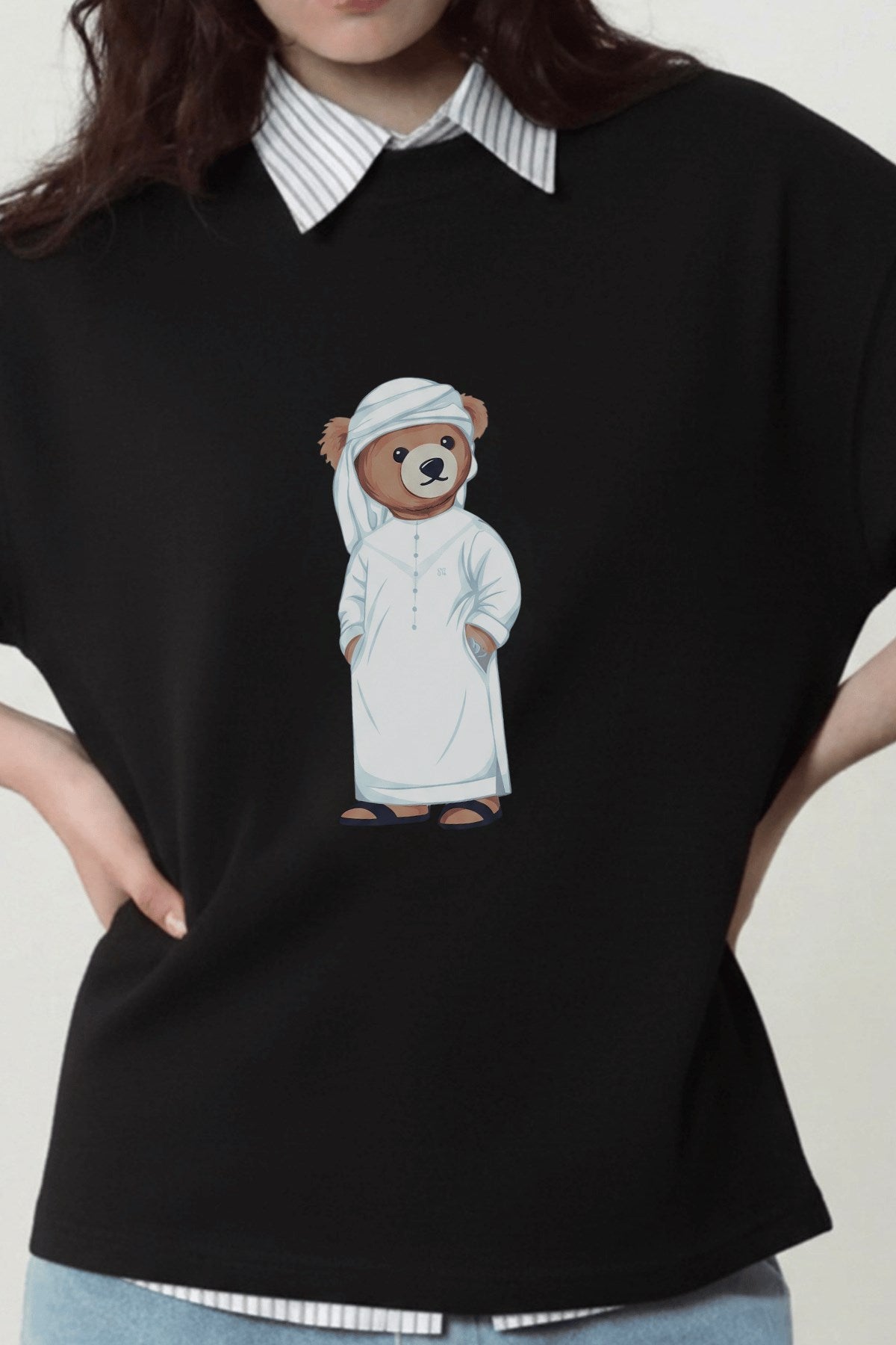 Kadın Oversize Tişört Emirati Bear Baskılı Siyah – Bisiklet Yaka, Rahat Kalıp, %100 Pamuk