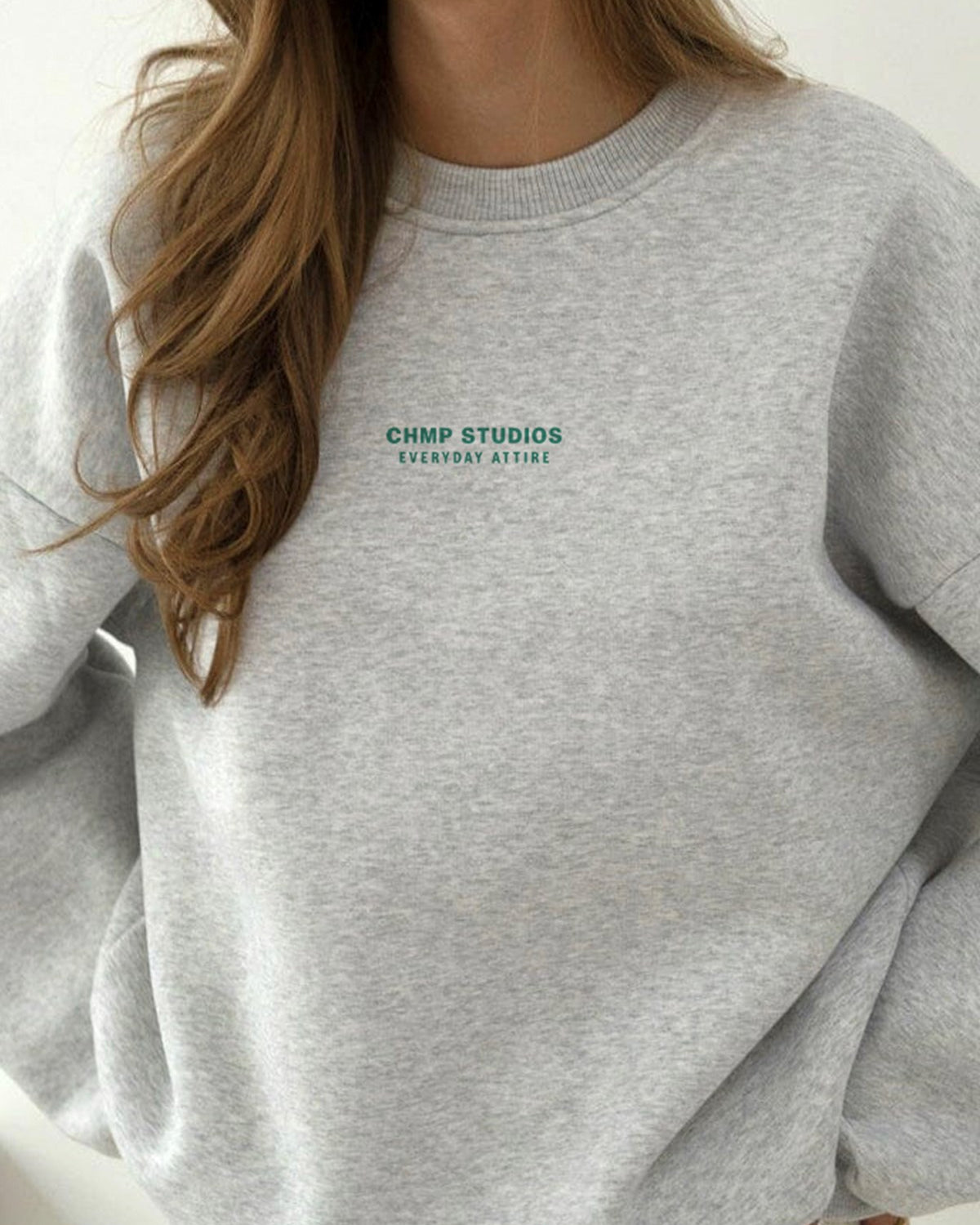 Kadın Oversize Sweatshirt CHMP STUDIOS Gri – Bisiklet Yaka, 3 İplik Şardounlu Polar