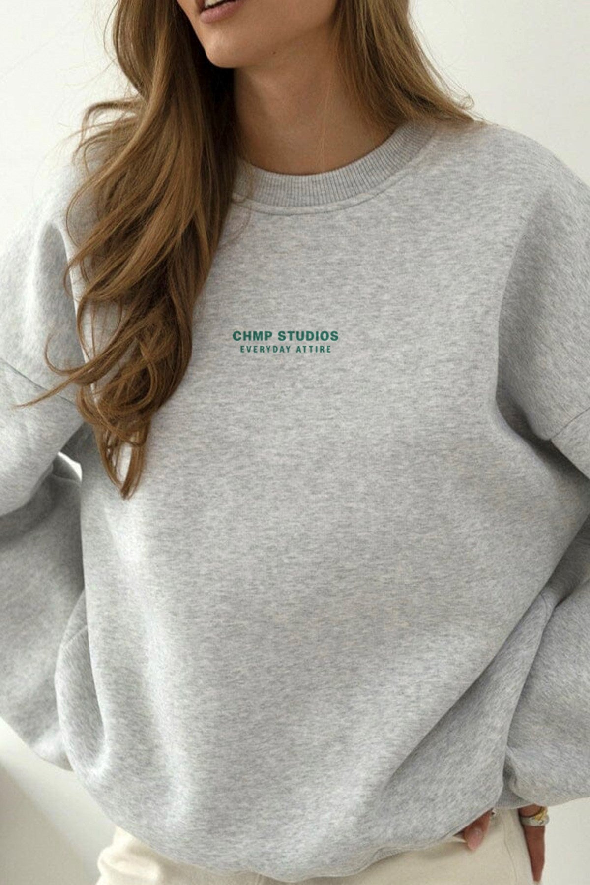 Kadın Oversize Sweatshirt CHMP STUDIOS Gri – Bisiklet Yaka, 3 İplik Şardounlu Polar