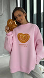 Kadın Oversize Sweatshirt Elbise Bakery Kalpli Palmier Baskılı Pembe – Bisiklet Yaka, 3 İplik Polar