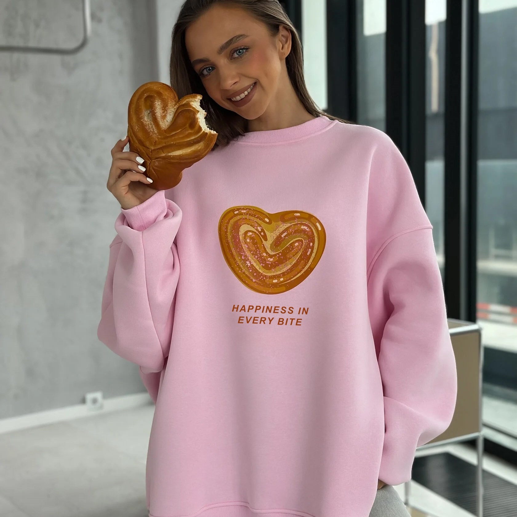 Kadın Oversize Sweatshirt Elbise Bakery Kalpli Palmier Baskılı Pembe – Bisiklet Yaka, 3 İplik Polar