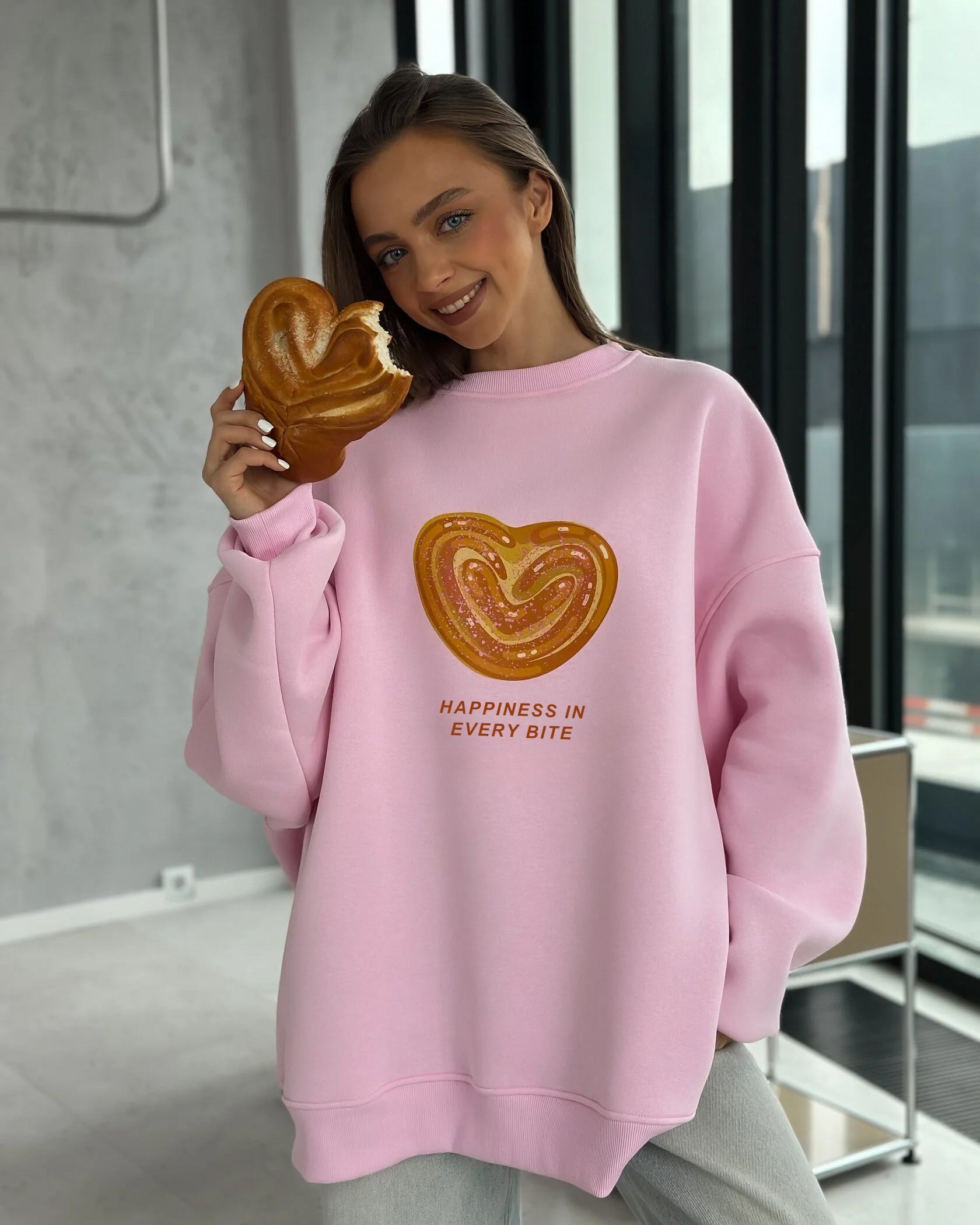 Kadın Oversize Sweatshirt Elbise Bakery Kalpli Palmier Baskılı Pembe – Bisiklet Yaka, 3 İplik Polar