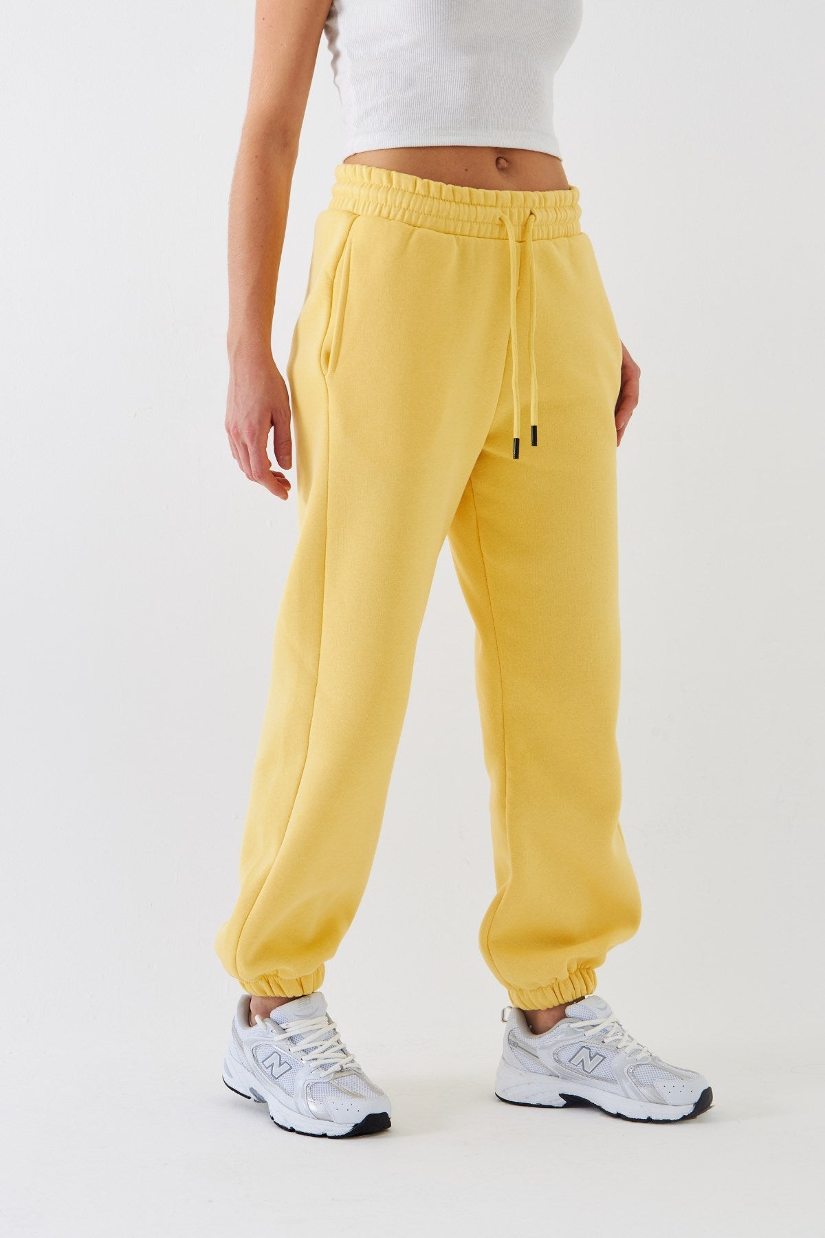 Oversize Unisex Eşofman Altı Sarı – 3 İplik Şardonlu, Paça-Bel Lastikli, Cepli, Modern Rahat Kesim