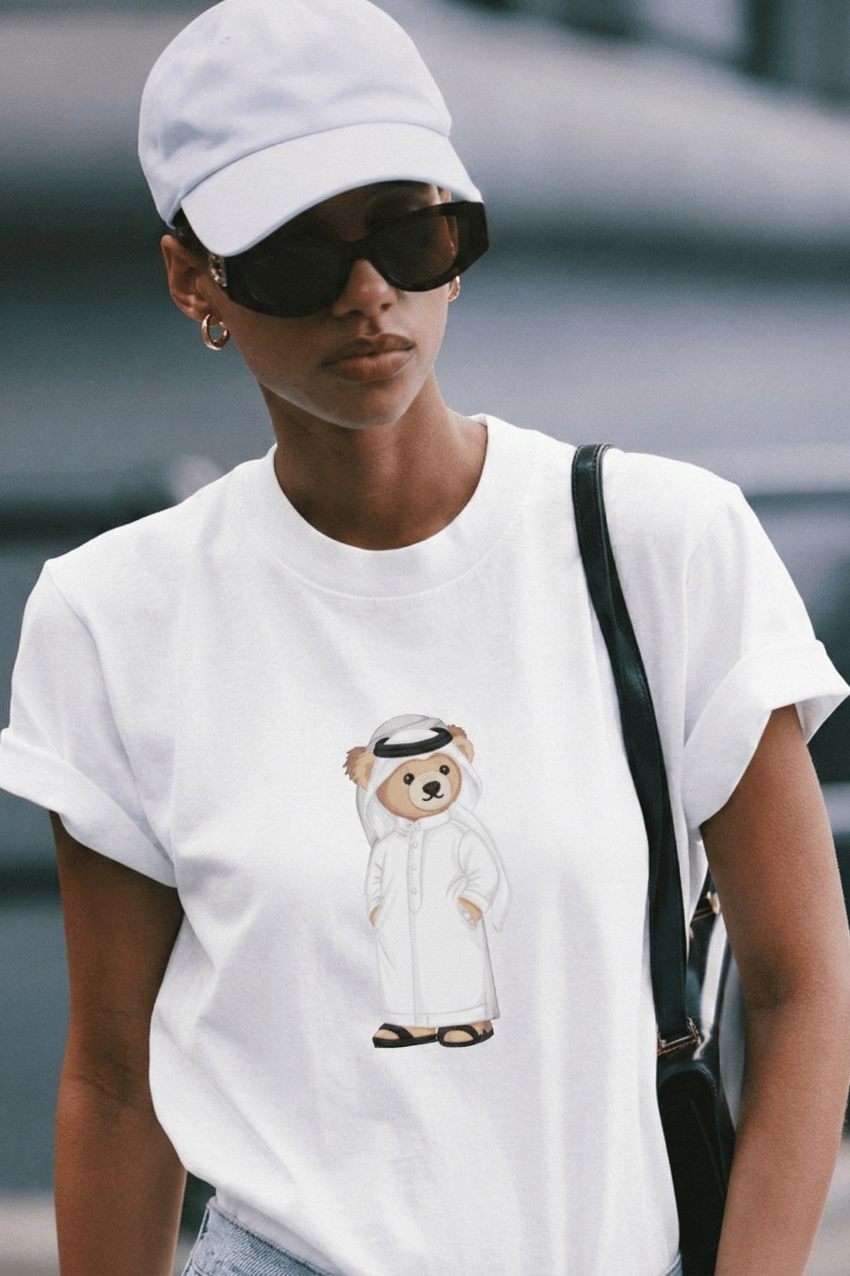 Kadın Oversize Tişört Qatari Bear White Baskılı Beyaz – Bisiklet Yaka, Rahat Kalıp, %100 Pamuk