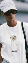 Kadın Oversize Tişört Qatari Bear White Baskılı Beyaz – Bisiklet Yaka, Rahat Kalıp, %100 Pamuk