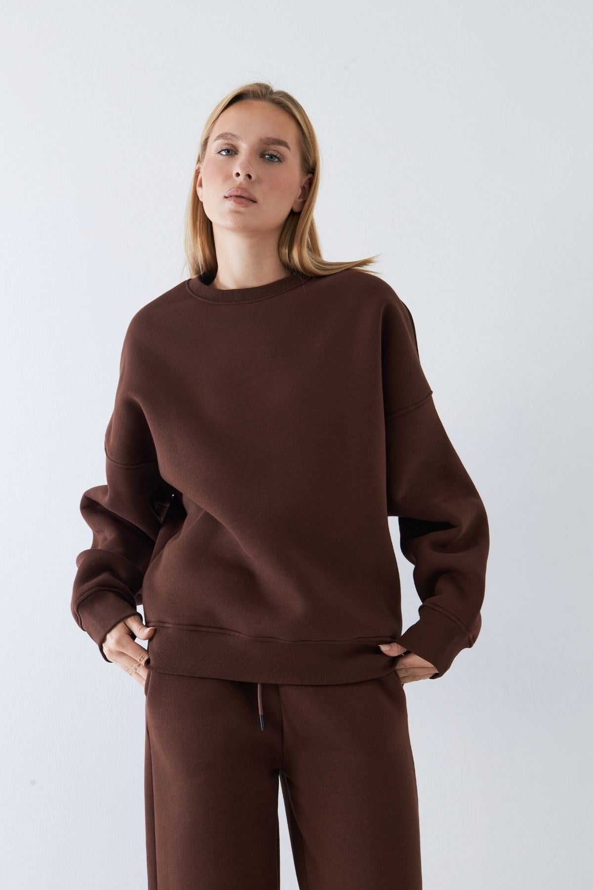 Unisex Oversize Eşofman Takımı Basic Kahverengi – Bisiklet Yaka, Lastikli Paça, 3 İplik Polar