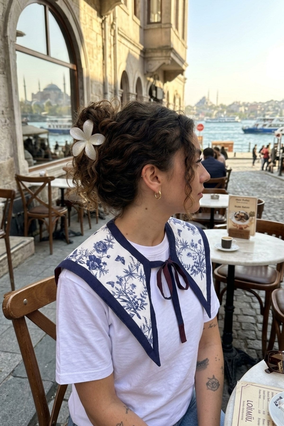 Kadın Oversize Tişört Marin Duo Şal Yaka Aksesuarlı Beyaz – Rahat Kalıp, %100 Pamuk