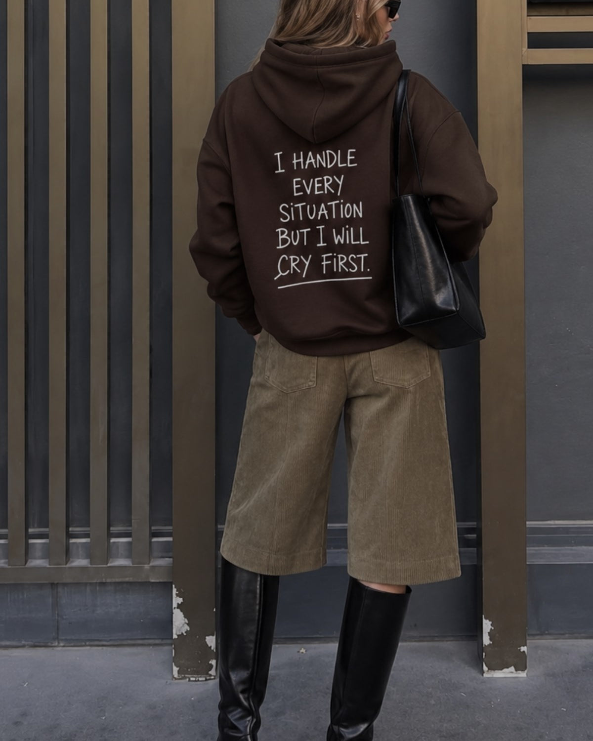 Kadın Oversize Hoodie Cry First Baskılı Kahverengi – Kapüşonlu, Kanguru Cepli, Düşük Omuz