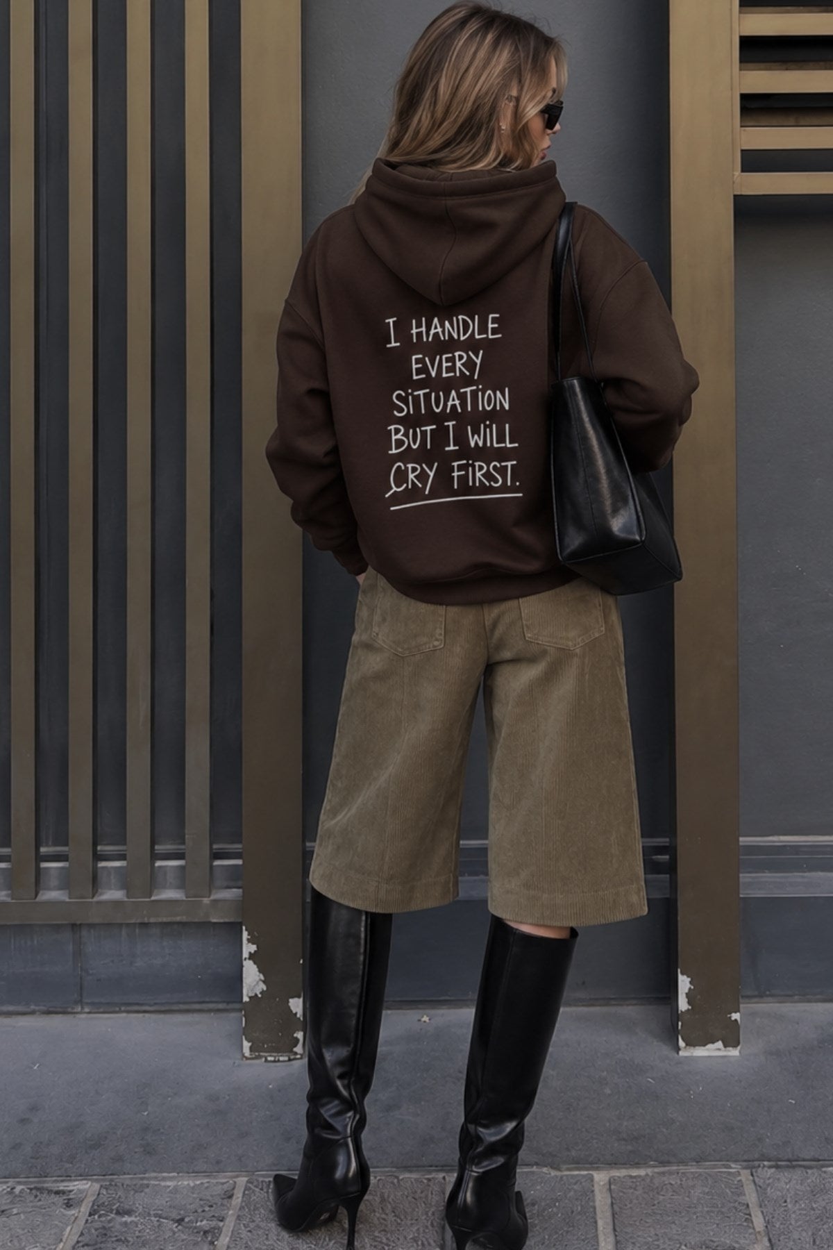 Kadın Oversize Hoodie Cry First Baskılı Kahverengi – Kapüşonlu, Kanguru Cepli, Düşük Omuz