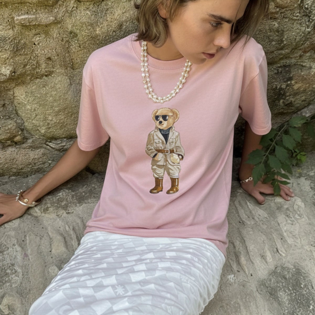 Kadın Oversize Tişört Trench Bear Baskılı Pembe – Bisiklet Yaka, Rahat Kalıp, %100 Pamuk