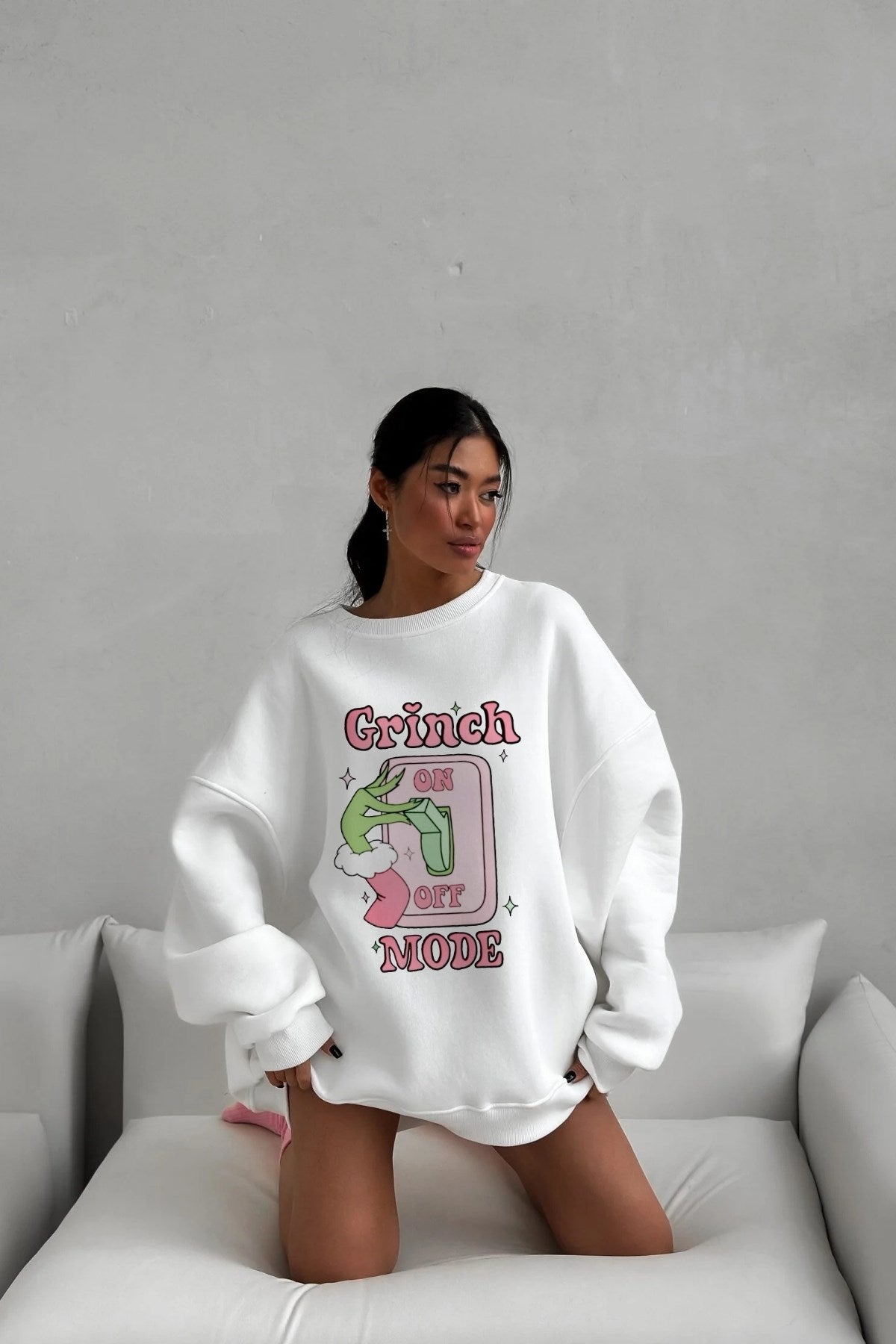 Kadın Oversize Sweatshirt Elbise Grinch Mode Baskılı Beyaz – Bisiklet Yaka, 3 İplik Şardonlu Polar