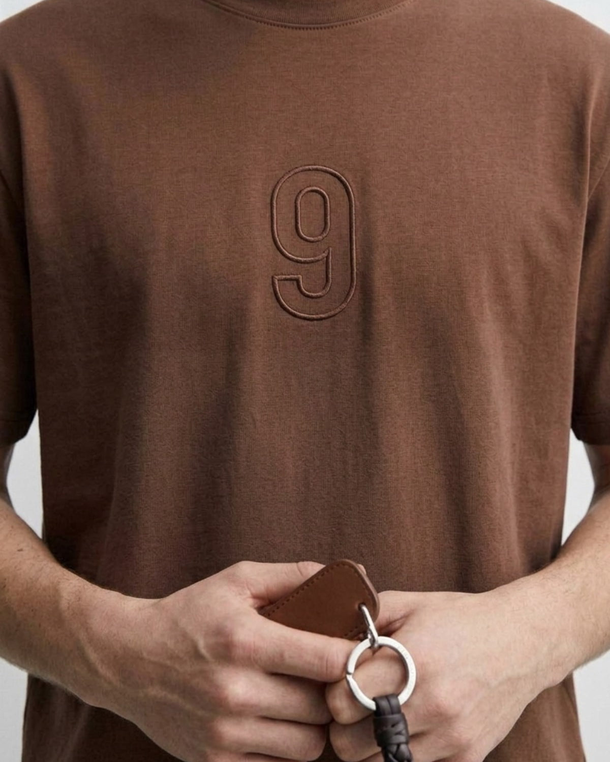 Erkek Oversize 2 İplik Tişört Mono Nine Detaylı Kahverengi – Bisiklet Yaka, Özel Dokulu