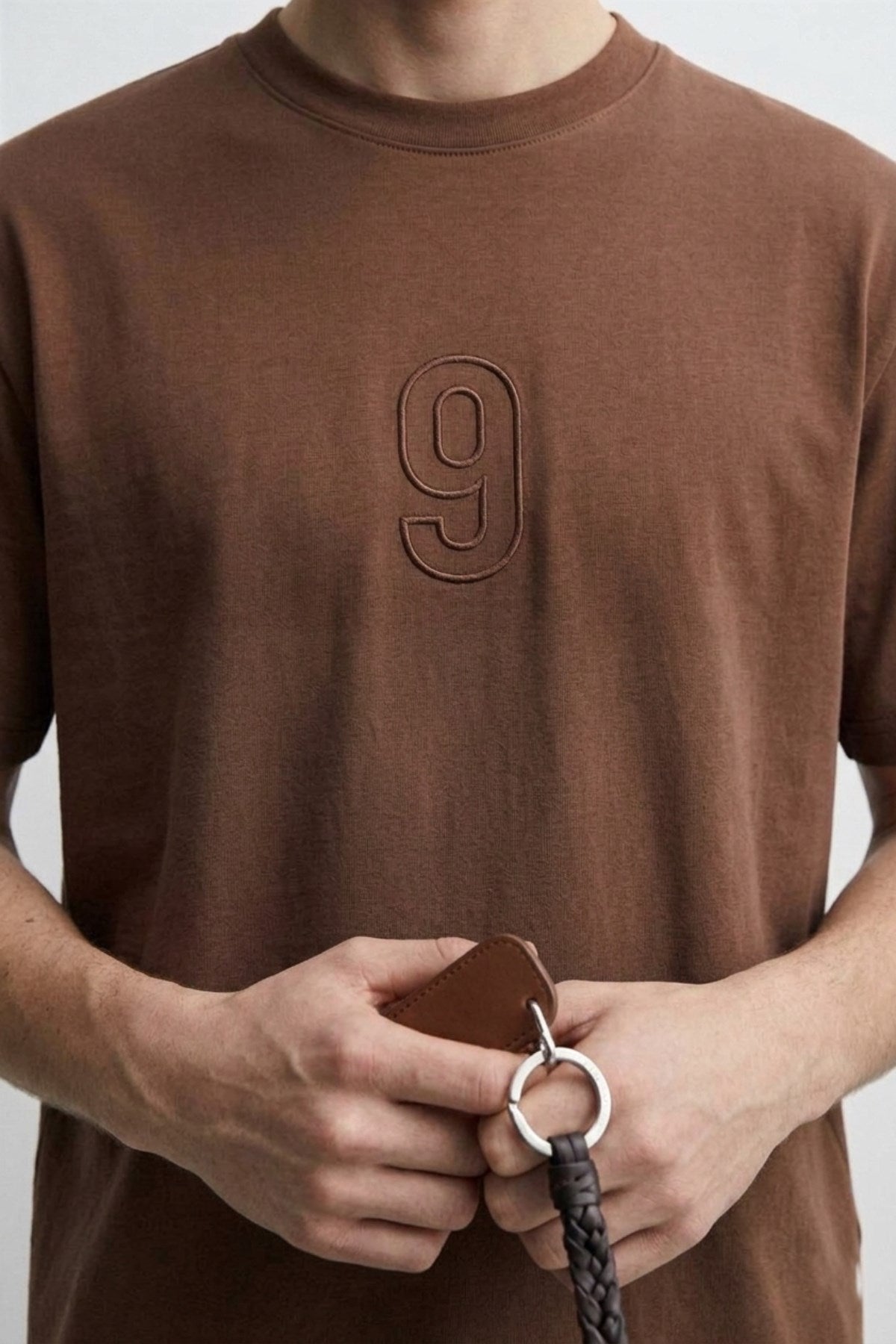 Erkek Oversize 2 İplik Tişört Mono Nine Detaylı Kahverengi – Bisiklet Yaka, Özel Dokulu
