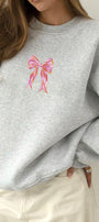 Kadın Oversize Sweatshirt Pembe Kurdele Baskılı Gri – Bisiklet Yaka, 3 İplik Şardonlu Polar