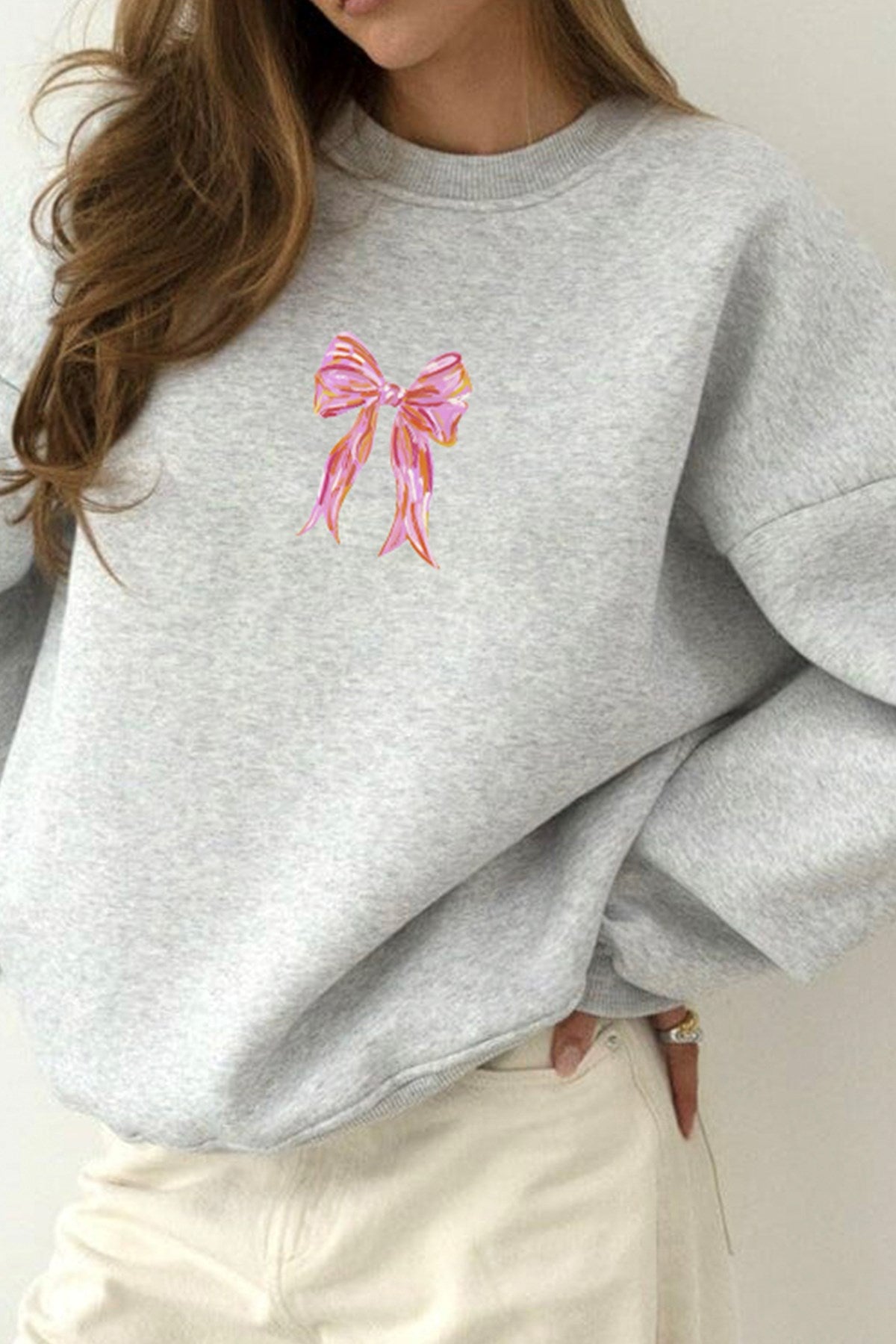 Kadın Oversize Sweatshirt Pembe Kurdele Baskılı Gri – Bisiklet Yaka, 3 İplik Şardonlu Polar