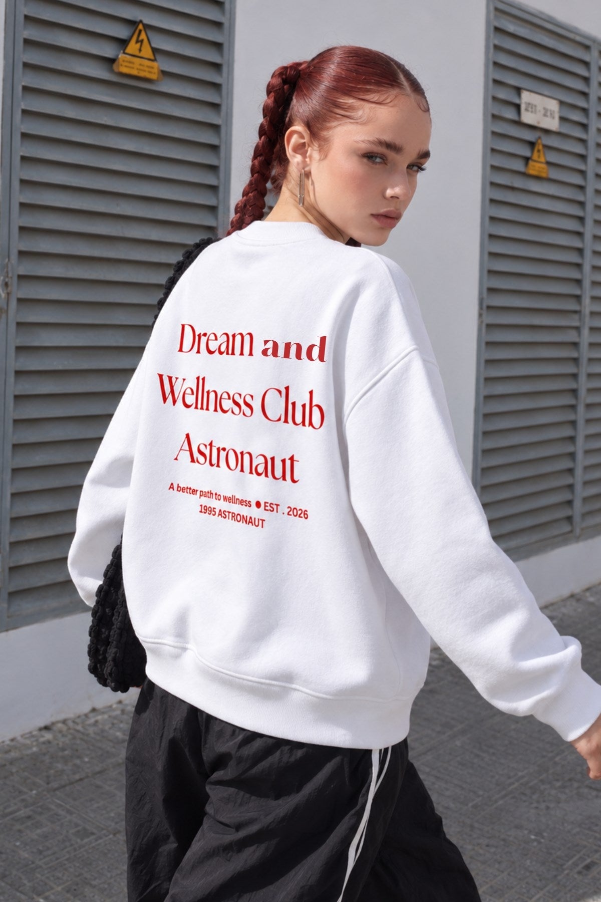 Kadın Oversize Sweatshirt Wellness Baskılı Beyaz – Bisiklet Yaka, 3 İplik Şardonlu Polar, Düşük Omuz