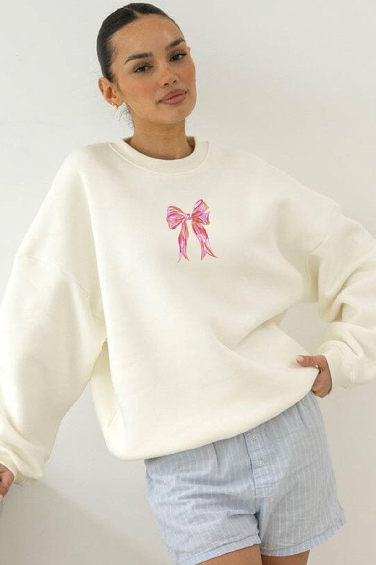 Kadın Oversize Sweatshirt Pembe Kurdele Baskılı Beyaz – Bisiklet Yaka, 3 İplik Şardonlu Polar