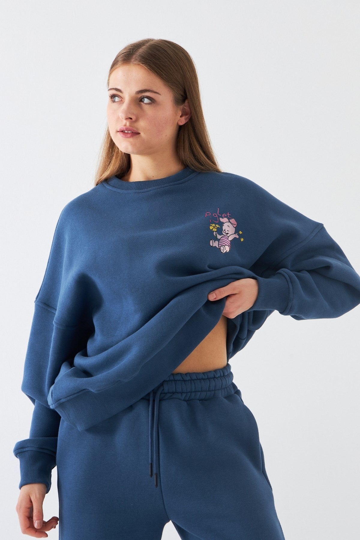 Kadın Oversize Sweatshirt Piglet Bloom Baskılı Marine – Bisiklet Yaka, 3 İplik Şardonlu Polar