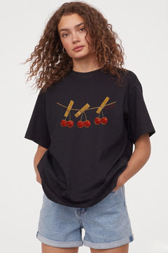 Kadın Oversize Tişört Cherry Mood Baskılı Siyah – Bisiklet Yaka, Rahat Kalıp, %100 Pamuk