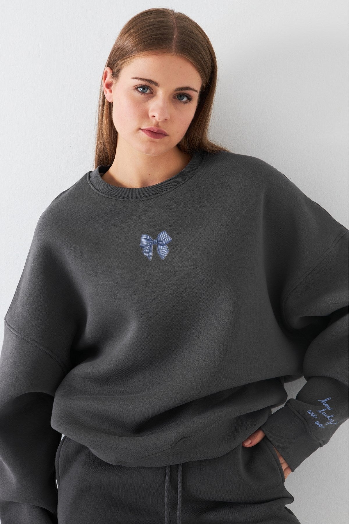 Kadın Oversize Sweatshirt How Lucky Are We Baskılı Füme– Bisiklet Yaka, 3 İplik Şardonlu Polar