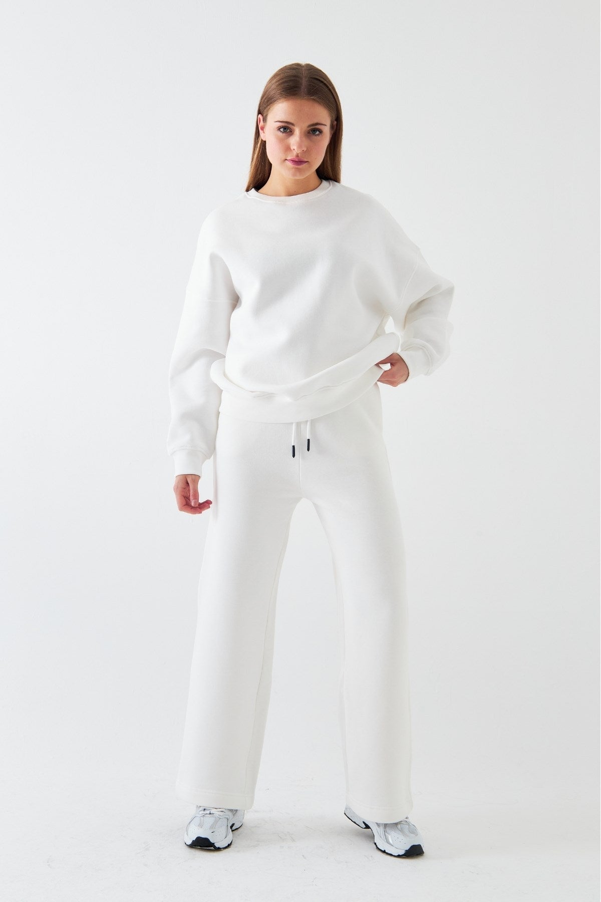 Unisex Oversize Eşofman Takımı Basic Beyaz – Bisiklet Yaka, Boru Paça, 3 İplik Şardonlu Polar
