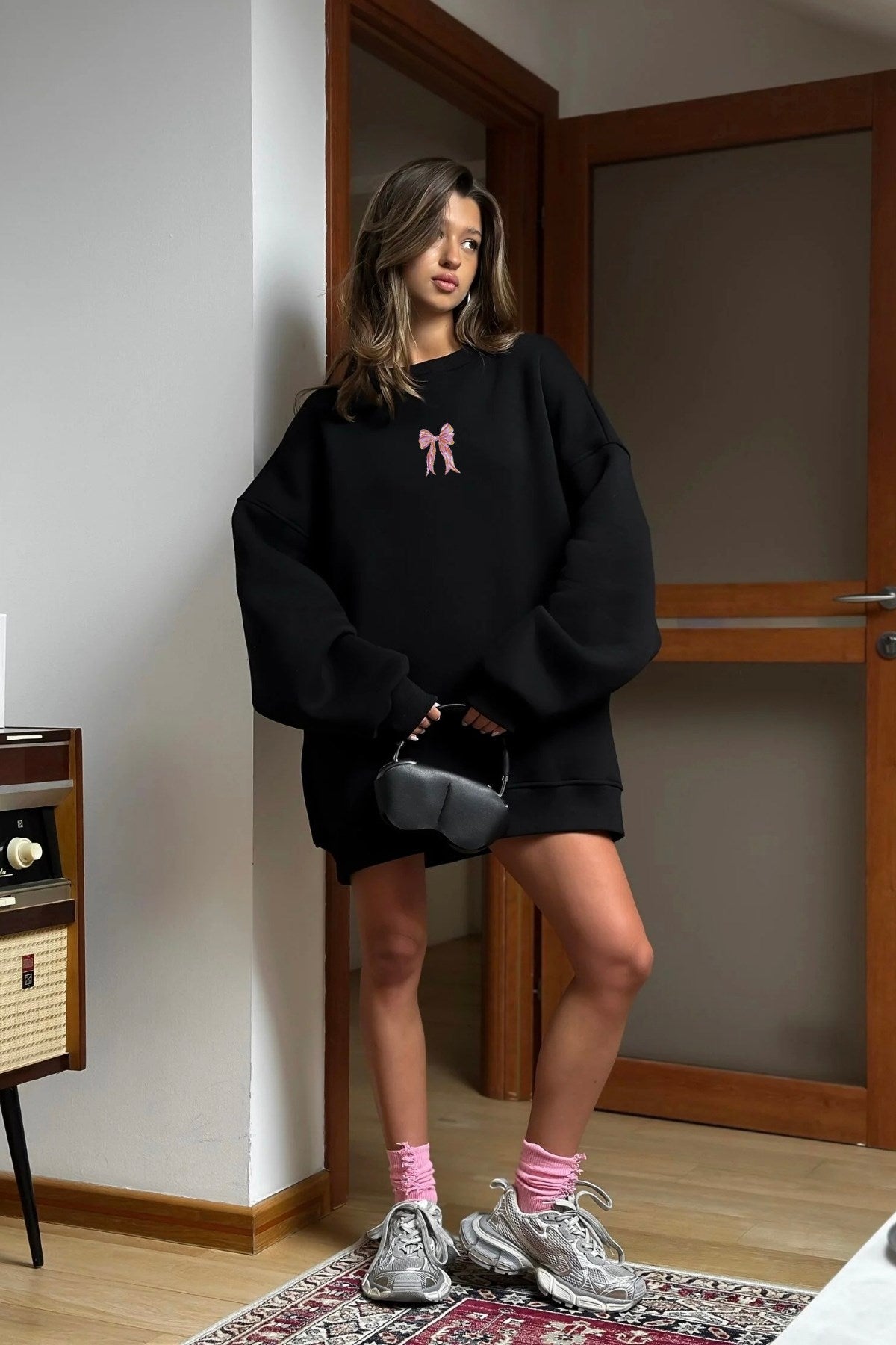 Kadın Oversize Sweat Elbise Pembe Kurdele Baskılı Siyah – Bisiklet Yaka, 3 İplik Şardonlu Polar