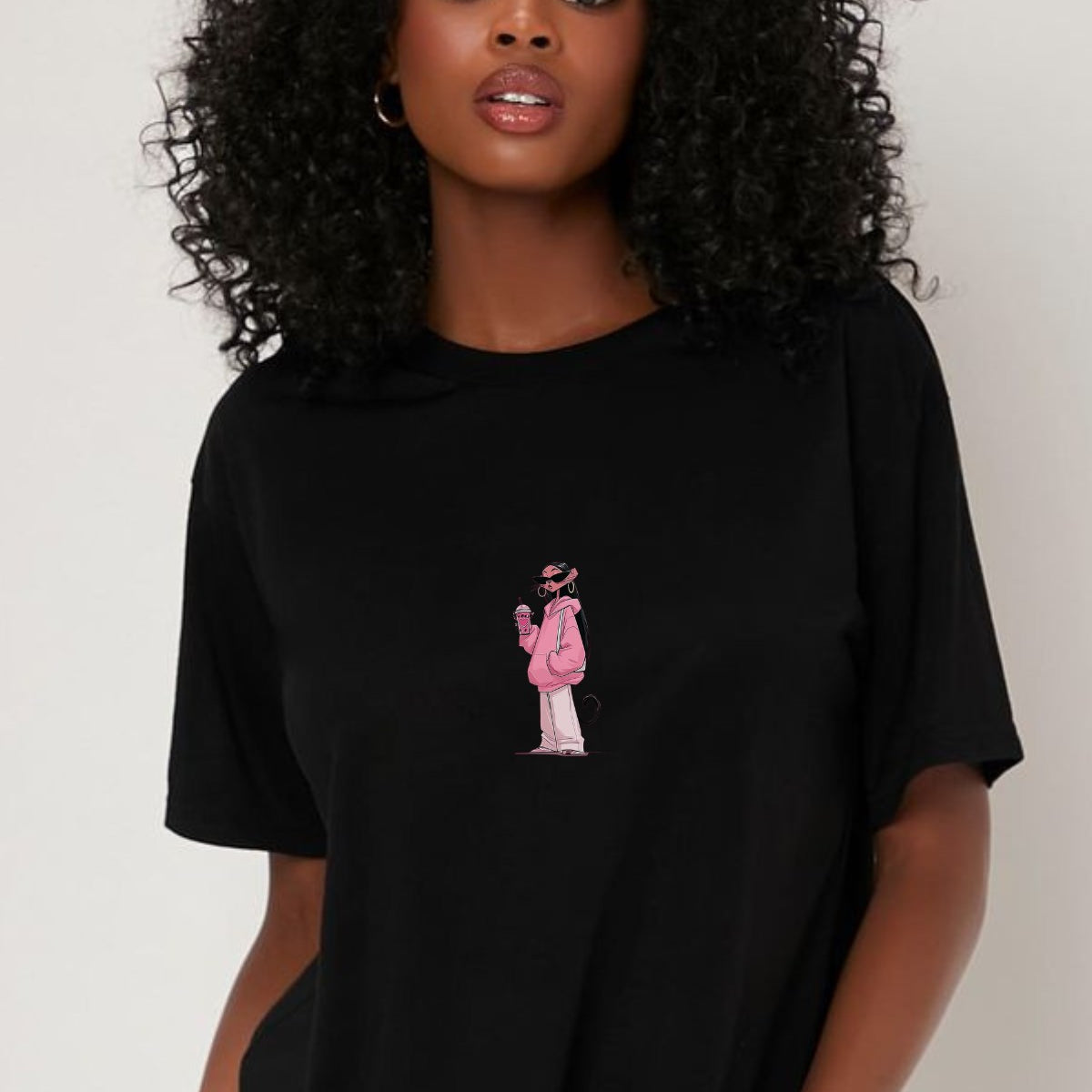 Kadın Oversize Tişört Pink Kitty Club Baskılı Siyah – Bisiklet Yaka, Rahat Kalıp, %100 Pamuk
