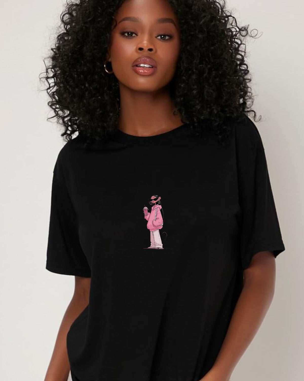 Kadın Oversize Tişört Pink Kitty Club Baskılı Siyah – Bisiklet Yaka, Rahat Kalıp, %100 Pamuk