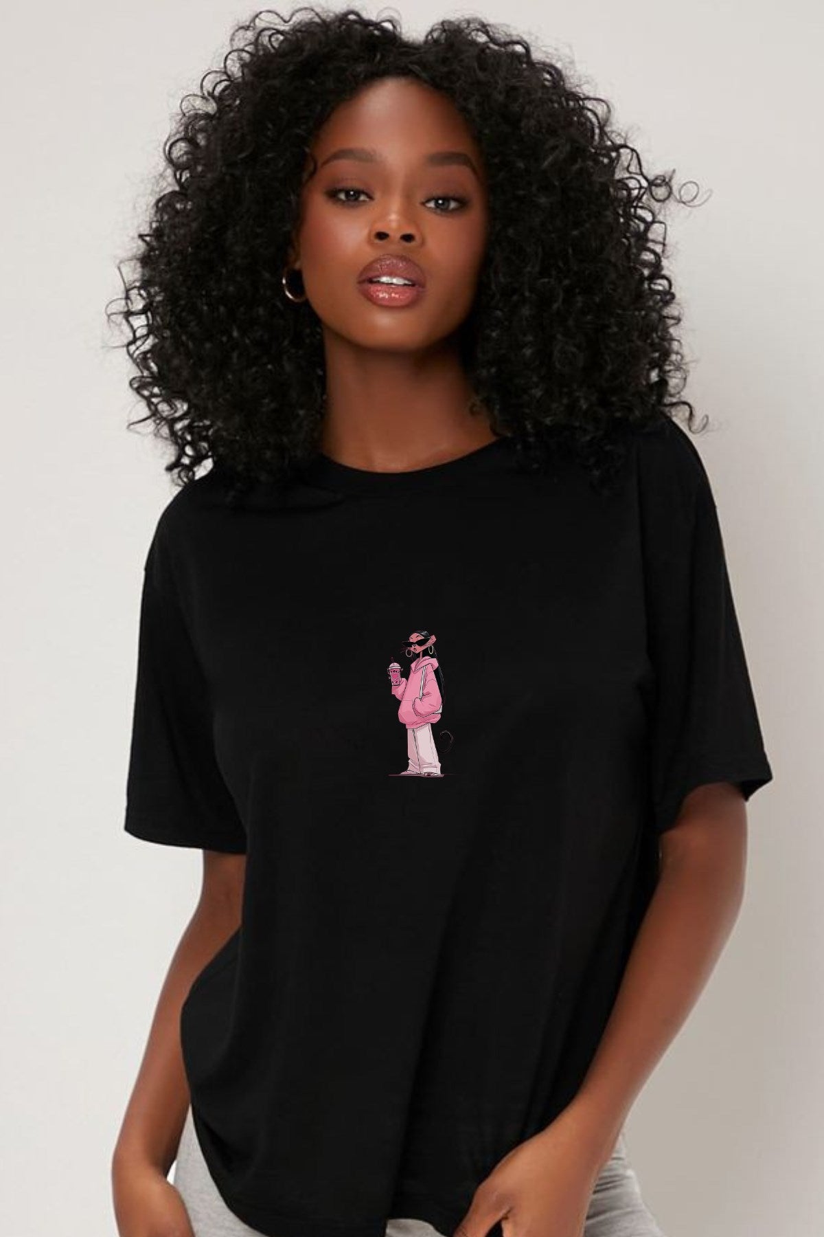 Kadın Oversize Tişört Pink Kitty Club Baskılı Siyah – Bisiklet Yaka, Rahat Kalıp, %100 Pamuk