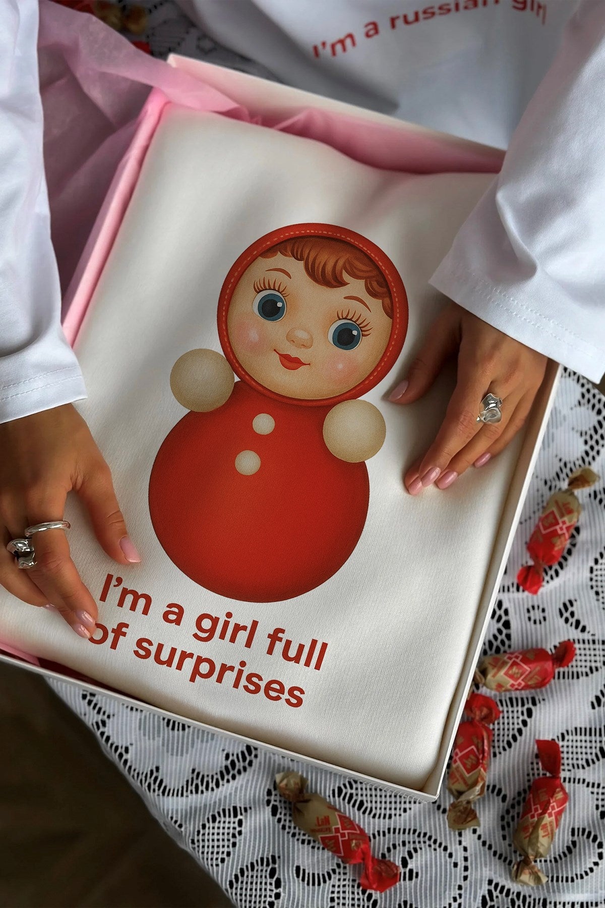 Kadın Oversize Sweatshirt Elbise Matryoshka Girl Baskılı Beyaz – Bisiklet Yaka, 3 İplik Polar